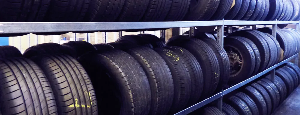 Regale mit eingelagerten Sommer- und Winterreifen in der Werkstatt von Auto Wittmann